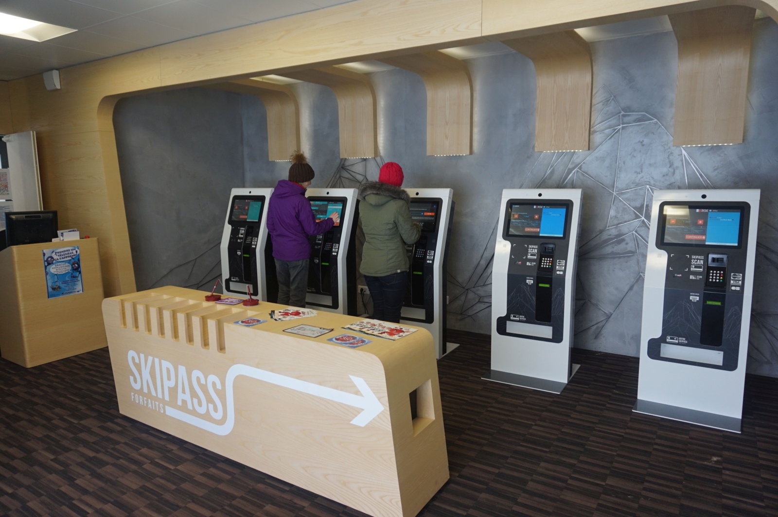 bornes tactiles interactives distribution skipass badges de ski 2 alpes