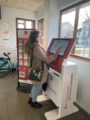 Borne interactive impression fiche horaire à la demande installée dans l'agence de mobilité de Valence Romans Agglo