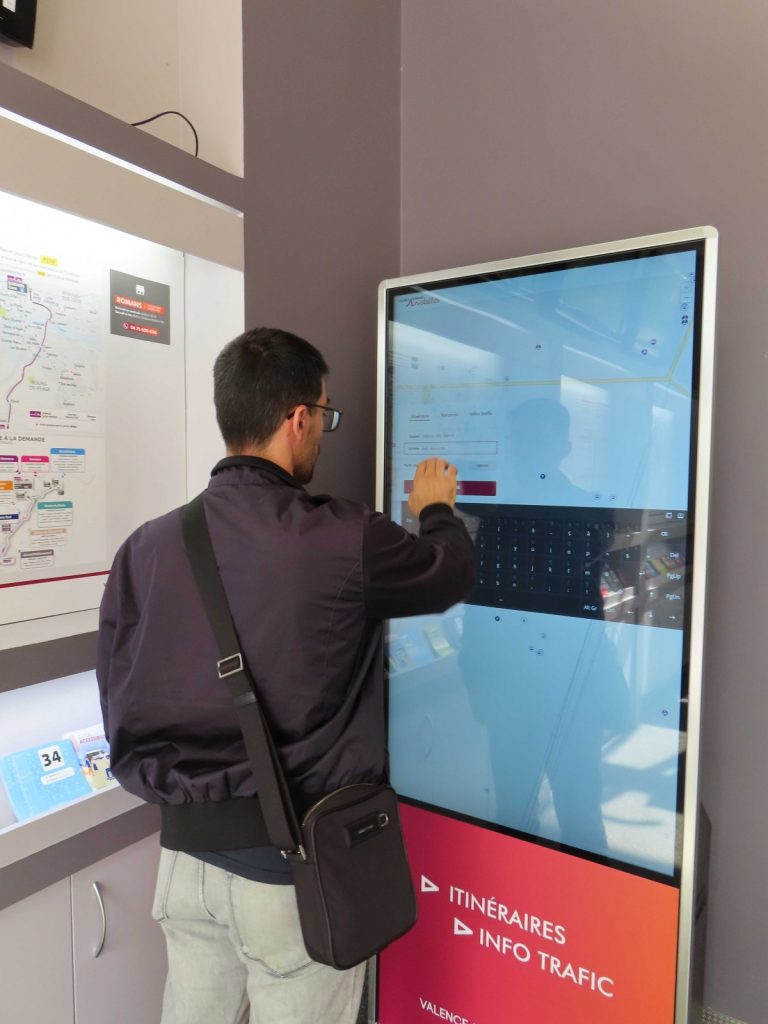 Totem interactif de calcul d'itinéraires installé dans l'agence de mobilité de Valence Romans Agglo